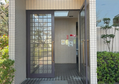 【エントランス】 | パークサイド松が谷１号棟 | マンションのエントランスには、もともと風よけや防犯の役割がありますが、マンションによって宅配ボックスなどの設備が備わっている所もあります。日々の生活をイメージしながら生活しやすさをチェックしましょう。