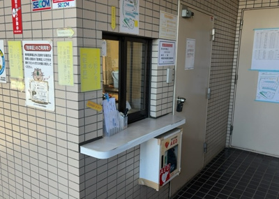 【受付】 | パークサイド松が谷１号棟 | 受付はマンションコンシェルジュがいる場合もあれば、管理人が滞在する小部屋を総称して呼ぶことがあります。主にエントランスに設置されていることから、防犯面でも期待ができます。防犯設備がない場合はより安心！