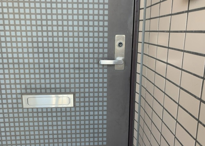 【防犯設備】 | パークサイド松が谷１号棟 | 室内の防犯設備もチェックしましょう！モニター付きインターホンが設置されているか、防犯シャッターが設備されているか、ベランダに人が上がってきにくい高さかなどチェックしておくと入居後も安心できるでしょう。
