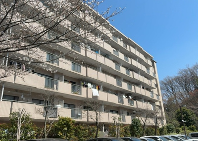 【外観】 | パークサイド松が谷１号棟 | ＳＲＣ造は強度や耐震性の面でもRC造と比べて優れています。そのため、10階建以上の高層または超高層マンションなどの建築にも多く採用されています。柱や梁などのサイズが小さくても高い耐震性を確保できます。