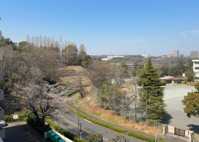 【展望】 | パークサイド松が谷１号棟 | 眺望を気にして物件を探す場合、前面に建物が建っていないか現地で確認しましょう！前面に建物があると景色はもちろん、日当たりや風通しにも影響が出てきます。住んだ時のことを想像しながら現地見学をしましょう。