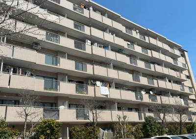 【外観】 | パークサイド松が谷１号棟 | 一般的なバルコニーは、奥行1.5ｍ程ですが、ワイルドバルコニーは2ｍまで広がっています。そのため洗濯物の間隔をあけ干すことができ、乾きやすいというメリットや、ガーデニングが楽しめる等の特徴があります。