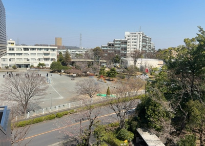【展望】 | パークサイド松が谷１号棟 | 眺望の良さを楽しめるダイニングキッチンで家族団らんの時間を過ごしてはいかがでしょうか。バルコニーから見える景色を家族で眺める時間は、時間が経つのを忘れてしまいそうですね。是非、現地を見に行きましょう！