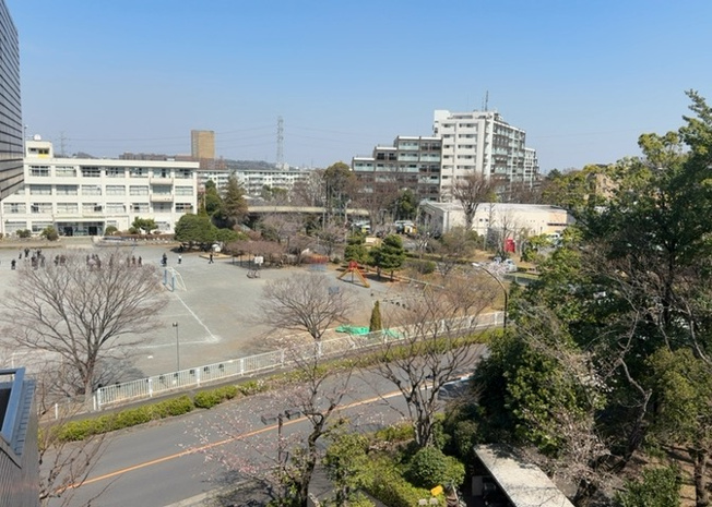【展望】 | パークサイド松が谷１号棟 | 眺望の良さを楽しめるダイニングキッチンで家族団らんの時間を過ごしてはいかがでしょうか。バルコニーから見える景色を家族で眺める時間は、時間が経つのを忘れてしまいそうですね。是非、現地を見に行きましょう！