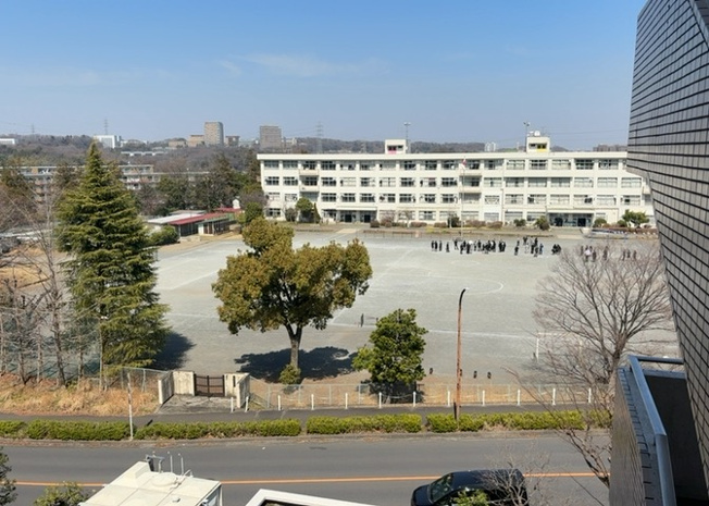 【展望】 | パークサイド松が谷１号棟 | 景色重視でお家選ぶをするとスーパーが遠い！学校が遠い！など生活をするうえで利便性で困ることもあります。まず一度現地を見学する際に、周辺の施設などがあるかを確認し、暮らし始めた後のことを想像しましょう。