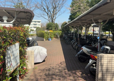 【駐車場】 | パークサイド松が谷１号棟 | 車一台あたりに必要なスペースは、標準サイズの普通自動車で横幅2m50cm、長さ5mは必要になります。ただし、乗降のことも考慮して横幅3m30cm、長さ5m50cmほどは確保できるところを選びましょう。
