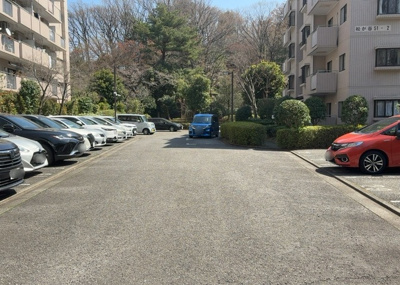 【駐車場】 | パークサイド松が谷１号棟 | 駐車場と明記されていても、最小スペースでつくられた駐車場だと大型車は駐車できなかったり、出入りしにくくなったりする可能性があります。お車のサイズと購入したい物件の駐車場のサイズを現地で確認しましょう。