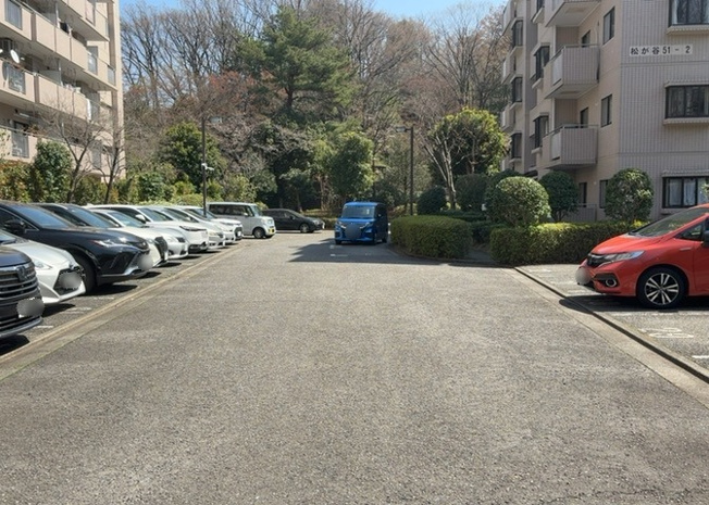 【駐車場】 | パークサイド松が谷１号棟 | 駐車場と明記されていても、最小スペースでつくられた駐車場だと大型車は駐車できなかったり、出入りしにくくなったりする可能性があります。お車のサイズと購入したい物件の駐車場のサイズを現地で確認しましょう。