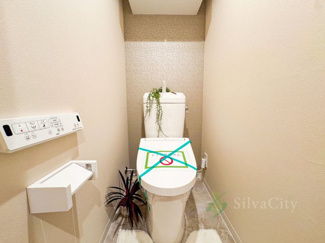 【トイレ】 | 清桜ハイツ | 毎日使うトイレ室は白を基調に、飽きのこない空間となっております。