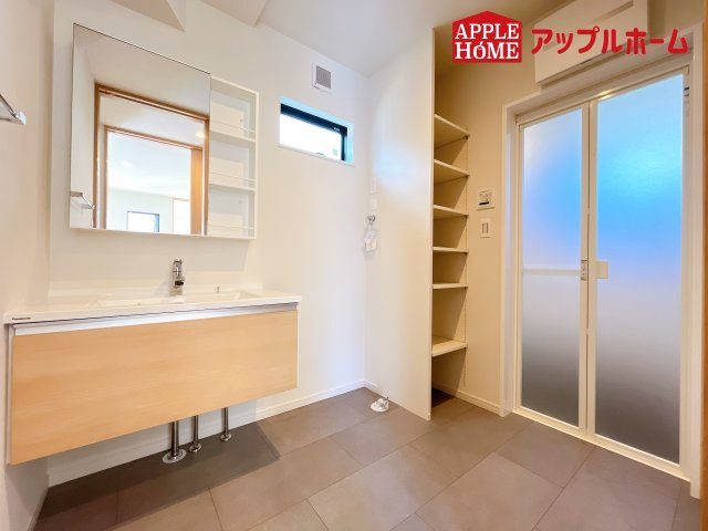 [新築住宅] さいたま市浦和区上木崎の独立洗面台|ゆとりの洗面スペースで朝の身支度も快適スムーズに。３面鏡で髪のセットやお化粧もストレスなくこなせ、朝から気分良く通勤通学に向かえそうですね！鏡の裏にはたっぷりと収納スペースを標準装備