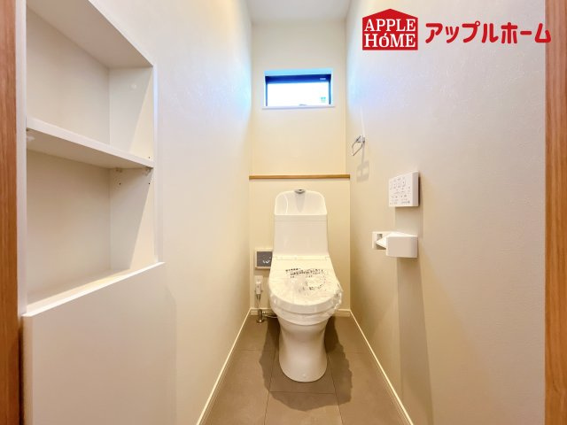 [新築住宅] さいたま市浦和区上木崎のトイレ|白を基調とした清潔感のある明るい空間。温水洗浄便座付きで、毎日快適・清潔に使用できます。操作しやすい壁面リモコンを採用しています。