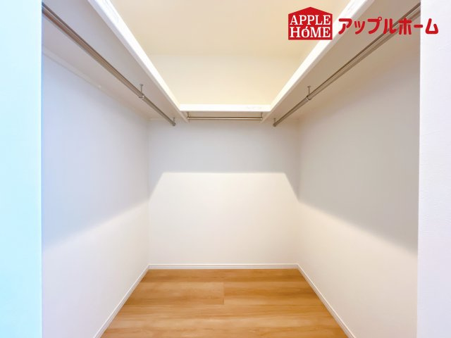 [新築住宅] さいたま市浦和区上木崎の収納|お洋服を大切にされる方に大変喜ばれる、ウォークインクローゼット。お洋服以外にも掃除機やスーツケースなどを一箇所に集約できるのは魅力ですね！扉が一箇所ですので、お部屋の見た目にもスッキリ！