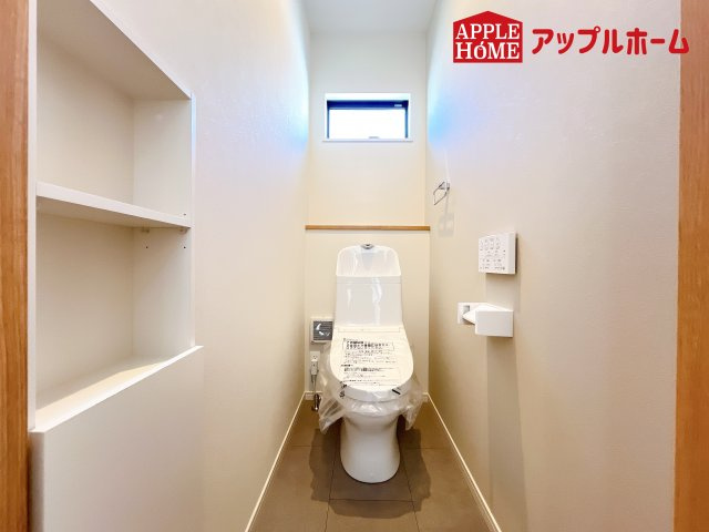 [新築住宅] さいたま市浦和区上木崎のトイレ|白を基調とした清潔感のある明るい空間。温水洗浄便座付きで、毎日快適・清潔に使用できます。操作しやすい壁面リモコンを採用しています。