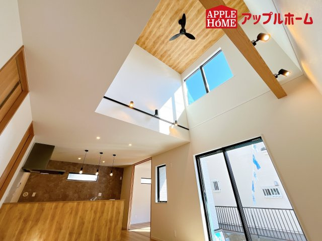 [新築住宅] さいたま市浦和区上木崎の居間・リビング|窓から差し込む光で家族を温かく包み込みます。明るいリビングで子育てする喜びを☆いつでも見学可能です！
