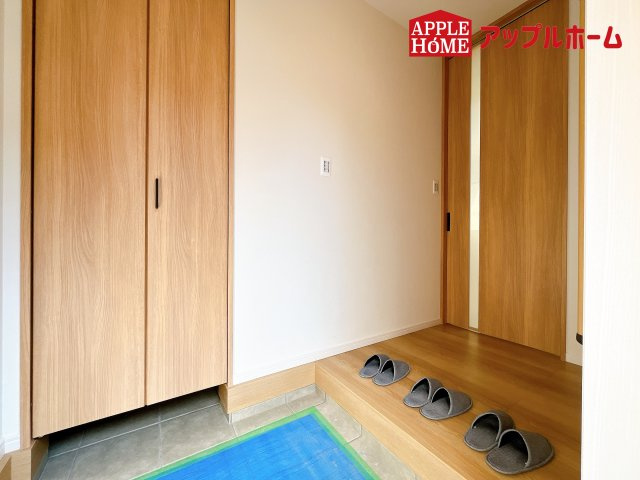 [新築住宅] さいたま市浦和区上木崎の玄関|住まう人も来客も入った時にワクワクさせてくれるオシャレな玄関♪収納もたっぷりあるので、靴がたくさんあっても安心！