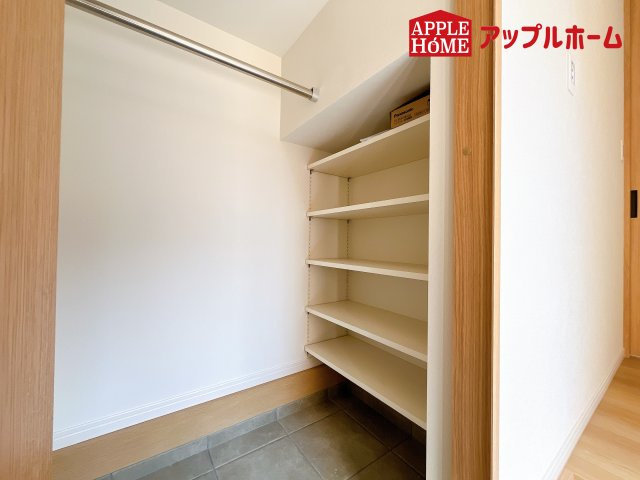 [新築住宅] さいたま市浦和区上木崎の玄関|明るく清潔感のある玄関でお客様を迎えるスペースをパッと明るい印象に！大容量の収納力で大家族の履物もすっきり収納できます♪