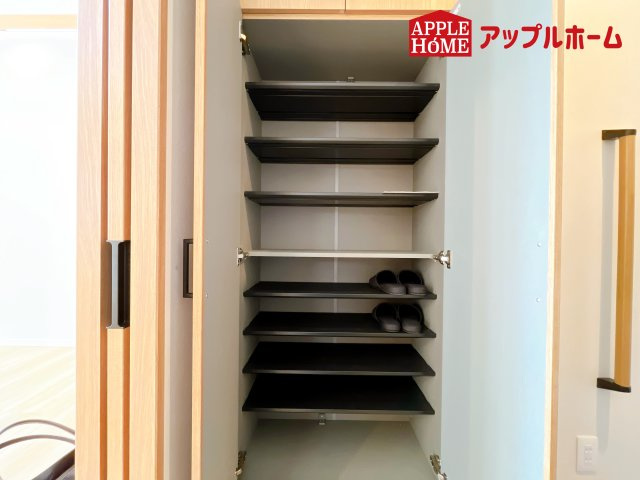 [新築住宅] さいたま市浦和区上木崎の玄関|ご家族皆様の靴やお手入れ用品を収納できる収納棚を設置！お家に出会う人々を迎える玄関だからこそ、常に整理整頓しておきたいですね♪