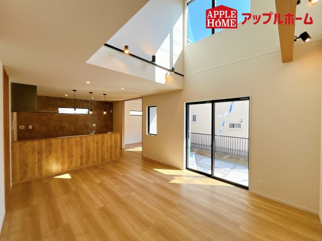 [新築住宅] さいたま市浦和区上木崎の居間・リビング|広々リビング×対面キッチンで家族の会話も弾みます♪家族団らんの秘訣は間取りにあり☆夢のマイホームを一緒に叶えましょう！