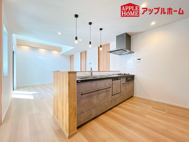 [新築住宅] さいたま市浦和区上木崎のキッチン|対面式キッチンは、家族のコミュニケーションを育み、子育て家族にも好適なプラン！リビングで寛ぐご家族をいつも感じられます♪会話を楽しみながら家事ができ、小さいお子様がいても安心です！