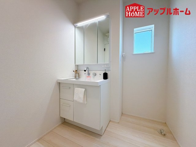 [新築住宅] さいたま市浦和区瀬ヶ崎1丁目 第1期 全1棟の独立洗面台|ゆとりの洗面スペースで朝の身支度も快適スムーズに。３面鏡で髪のセットやお化粧もストレスなくこなせ、朝から気分良く通勤通学に向かえそうですね！鏡の裏にはたっぷりと収納スペースを標準装備