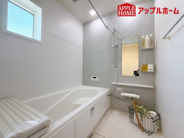 [新築住宅] さいたま市浦和区瀬ヶ崎1丁目 第1期 全1棟の浴室|窓付きのバスルームは、採光もあり明るく気持ちの良い空間です。窓があることで、換気環境も良好。掃除もスムーズに出来ます