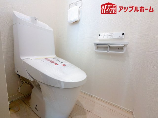 [新築住宅] さいたま市浦和区瀬ヶ崎1丁目 第1期 全1棟のトイレ|白を基調とした清潔感のある明るい空間。温水洗浄便座付きで、毎日快適・清潔に使用できます。操作しやすい壁面リモコンを採用しています。