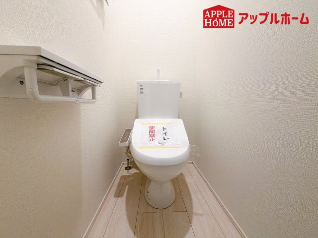 [新築住宅] さいたま市浦和区瀬ヶ崎1丁目 第1期 全1棟のトイレ|白を基調とした清潔感のある明るい空間。温水洗浄便座付きで、毎日快適・清潔に使用できます。操作しやすい壁面リモコンを採用しています。