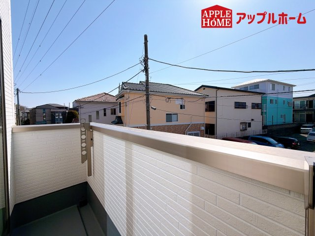[新築住宅] さいたま市浦和区瀬ヶ崎1丁目 第1期 全1棟のバルコニー|家族分の洗濯物もしっかり干せます。日当たりも良く、毎日のお洗濯が楽しくなりそう♪お布団は手軽に干せていつもポカポカに☆