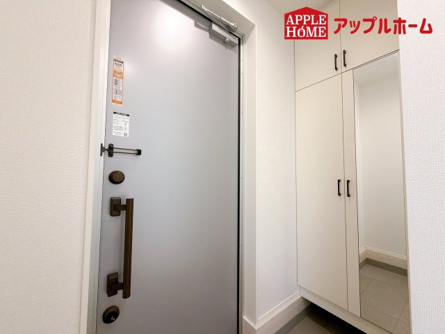[新築住宅] さいたま市浦和区瀬ヶ崎1丁目 第1期 全1棟の玄関|住まう人も来客も入った時にワクワクさせてくれるオシャレな玄関♪収納もたっぷりあるので、靴がたくさんあっても安心！