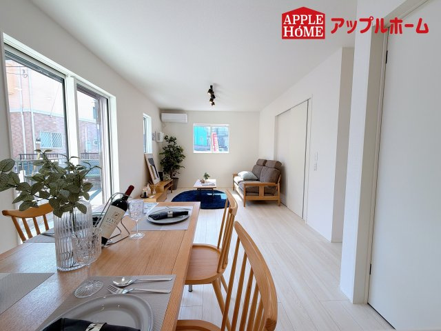 [新築住宅] さいたま市浦和区瀬ヶ崎1丁目 第1期 全1棟の居間・リビング|窓から差し込む光で家族を温かく包み込みます。明るいリビングで子育てする喜びを☆いつでも見学可能です！