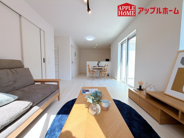 [新築住宅] さいたま市浦和区瀬ヶ崎1丁目 第1期 全1棟の居間・リビング|広々リビング×対面キッチンで家族の会話も弾みます♪家族団らんの秘訣は間取りにあり☆夢のマイホームを一緒に叶えましょう！