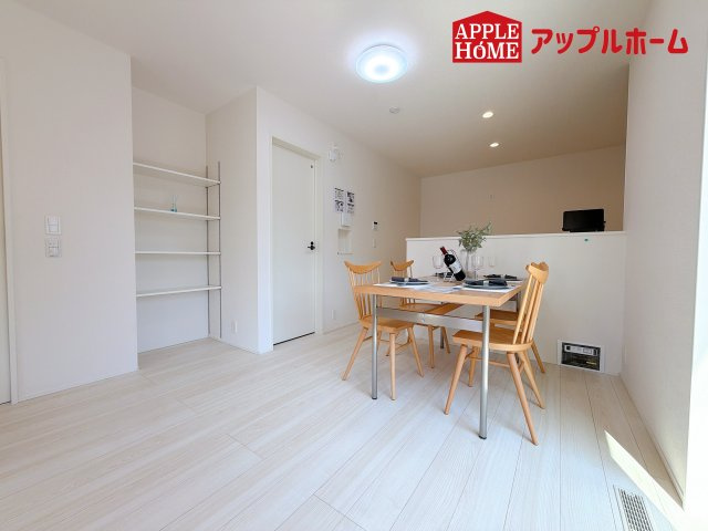 [新築住宅] さいたま市浦和区瀬ヶ崎1丁目 第1期 全1棟の居間・リビング|明るい日差しがさすリビングは、家族の憩い空間。お庭を眺めながら、毎日話が弾みそうですね♪