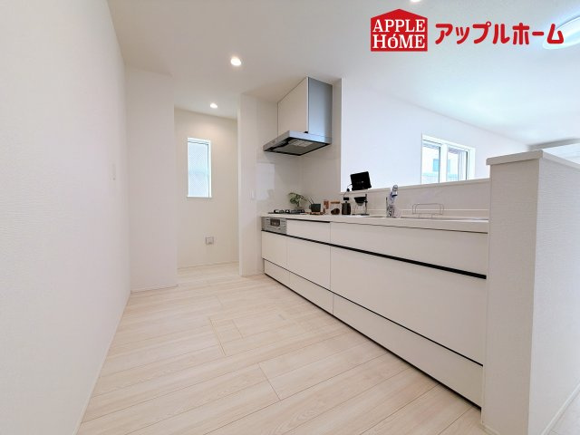 [新築住宅] さいたま市浦和区瀬ヶ崎1丁目 第1期 全1棟のキッチン|対面式キッチンは、家族のコミュニケーションを育み、子育て家族にも好適なプラン！リビングで寛ぐご家族をいつも感じられます♪会話を楽しみながら家事ができ、小さいお子様がいても安心です！