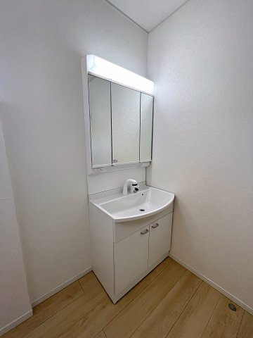新築戸建・新築建売　矢吹町一本木第6　善郷小・矢吹中の独立洗面台|三面鏡洗面台で朝の身支度もしやすい＆収納力も◎洗面台に物を置かずすっきり清潔に保つことができます！