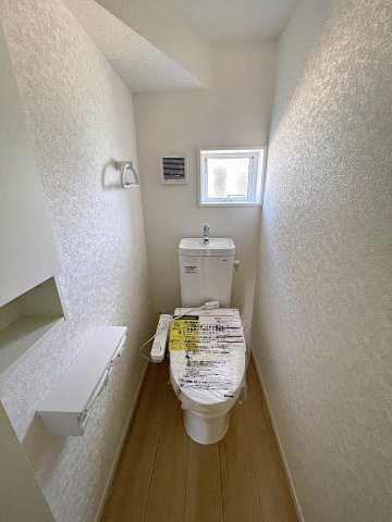 新築戸建・新築建売　矢吹町一本木第6　善郷小・矢吹中のトイレ|白を基調としており小窓で換気ができるので清潔感のある空間。ペーパーホルダーが2つあるのも便利です！