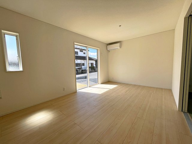 新築戸建・新築建売　矢吹町一本木第6　善郷小・矢吹中の居間・リビング|LDKは15帖で和室と合わせると21帖の開放的な空間です！南側からたっぷりと日差しが入ります！