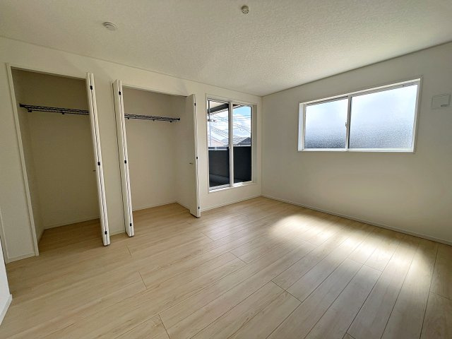 新築戸建・新築建売　矢吹町一本木第6　善郷小・矢吹中の洋室|9.5帖の洋室は2面採光でたっぷりと日差しが入り明るいお部屋です！