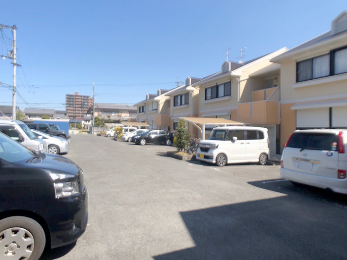 香芝市狐井のハイツの駐車場