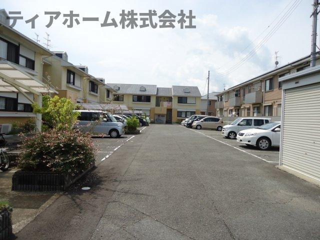 香芝市狐井のハイツの駐車場