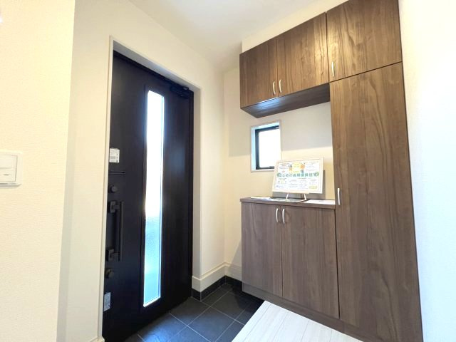 青梅市柚木町3丁目　新築戸建全7棟の玄関|天井までの高さがあるタップリ玄関収納