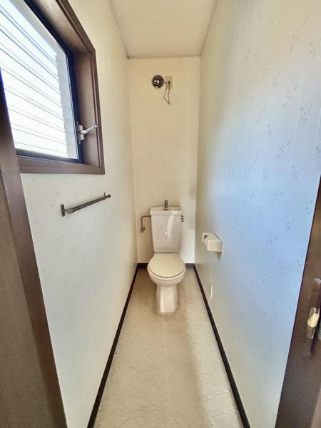 高知市朝倉丙　高台の中古一戸建てのトイレ|2階トイレ