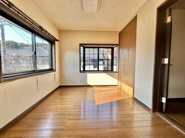 高知市朝倉丙　高台の中古一戸建ての洋室|窓が多く通風・日当たり良好