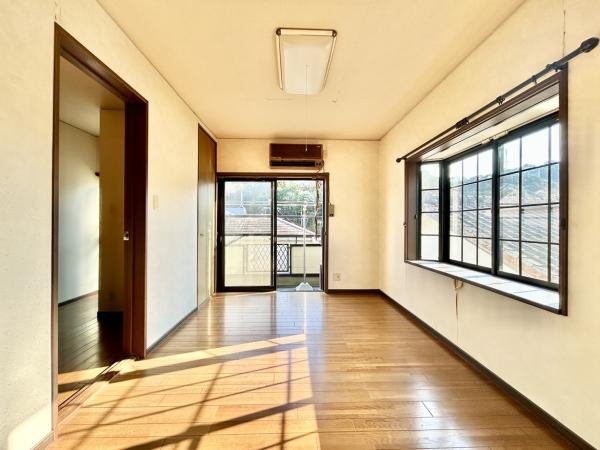 高知市朝倉丙　高台の中古一戸建ての洋室|ベランダに直結する主寝室。陽光降り注ぐ空間