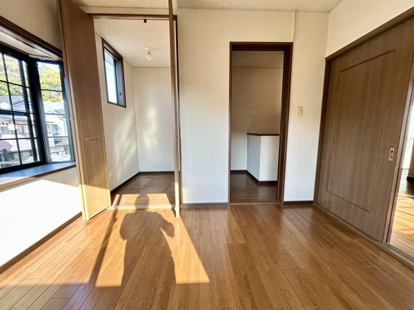 高知市朝倉丙　高台の中古一戸建ての洋室|陽だまりを生む出窓。通風も良好です