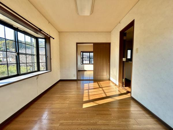高知市朝倉丙　高台の中古一戸建ての洋室|格子窓がお洒落なアクセント