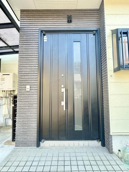 高知市朝倉丙　高台の中古一戸建ての玄関|落着きある玄関ポーチ