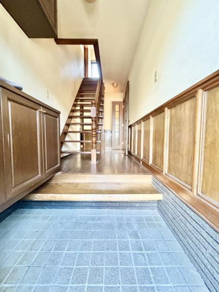 高知市朝倉丙　高台の中古一戸建ての玄関|ゆとりある玄関♪