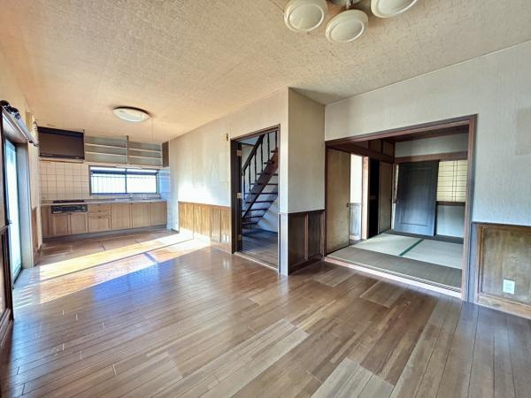 高知市朝倉丙　高台の中古一戸建ての居間・リビング|日当たり良好・開放的な大空間LDK