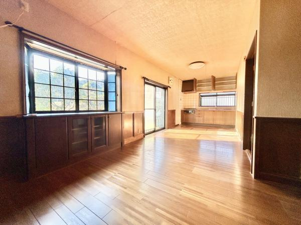 高知市朝倉丙　高台の中古一戸建ての居間・リビング|窓が多く明るい家族の団らんスペース