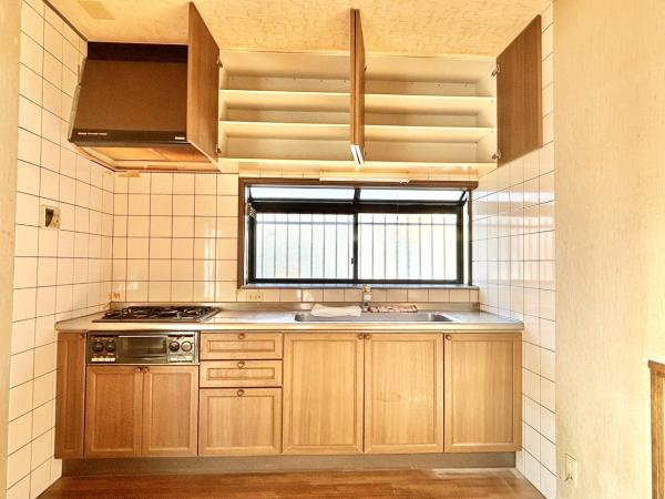 高知市朝倉丙　高台の中古一戸建てのキッチン|収納豊富で使い勝手の良いキッチンスペース